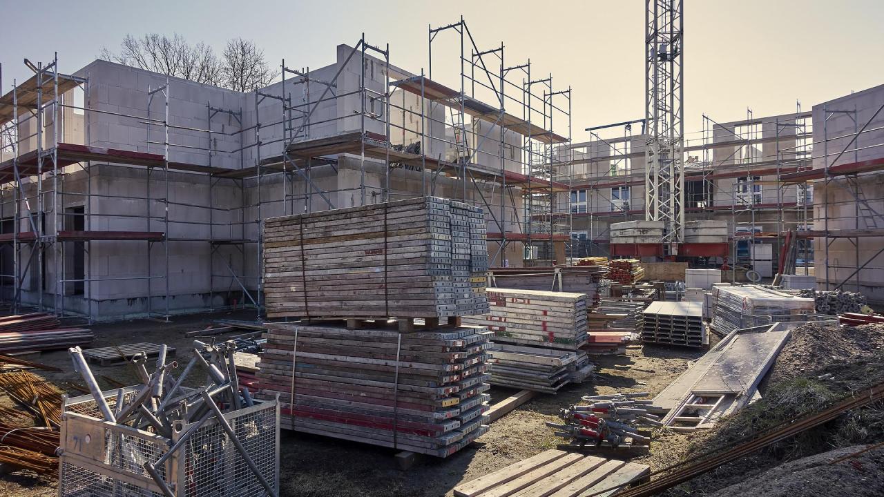 Photo of a construction site for a building